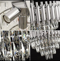 Candelabru rotund argintiu cu cristale, devenind centrul vizual impunator al unui living mare si luminos.