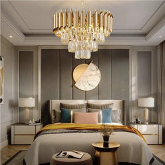 Candelabru rotund auriu 9001/300FG cu cristale lumineaza delicat dormitorul, oferind o atmosferă calda si accent glam.