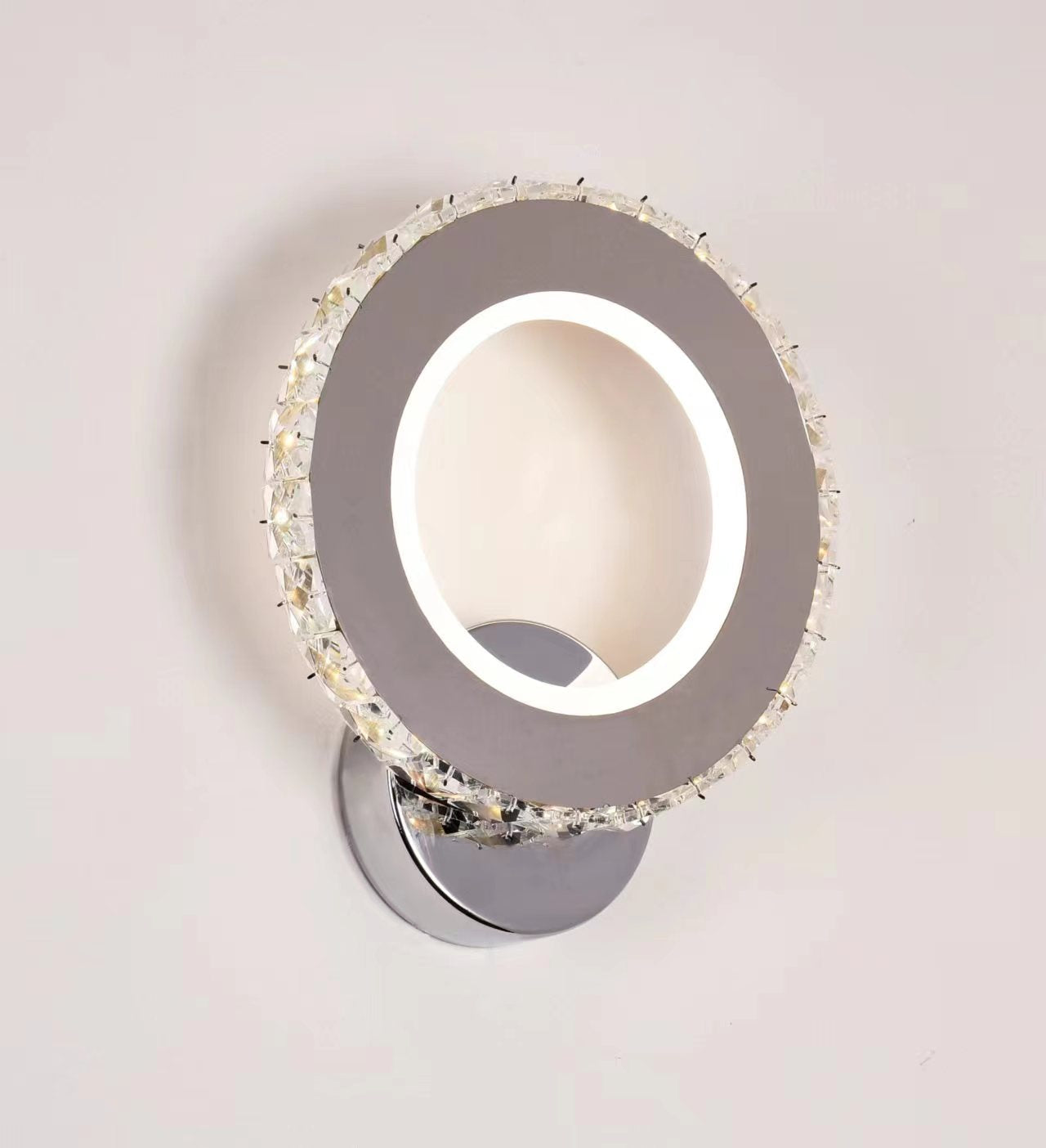 Aplica LED Versa 230mm, profil compact cu accente transparente, iluminand uniform un living contemporan