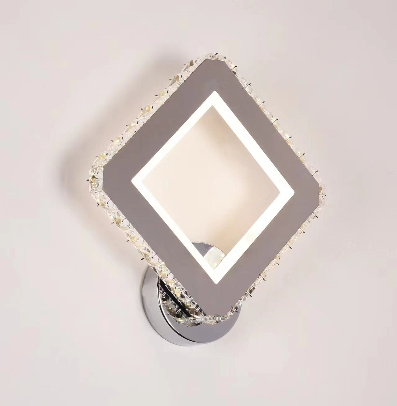 Aplica LED Diamond 34W, design romboidal alb, instalata pe un hol modern pentru lumina clara si rafinata