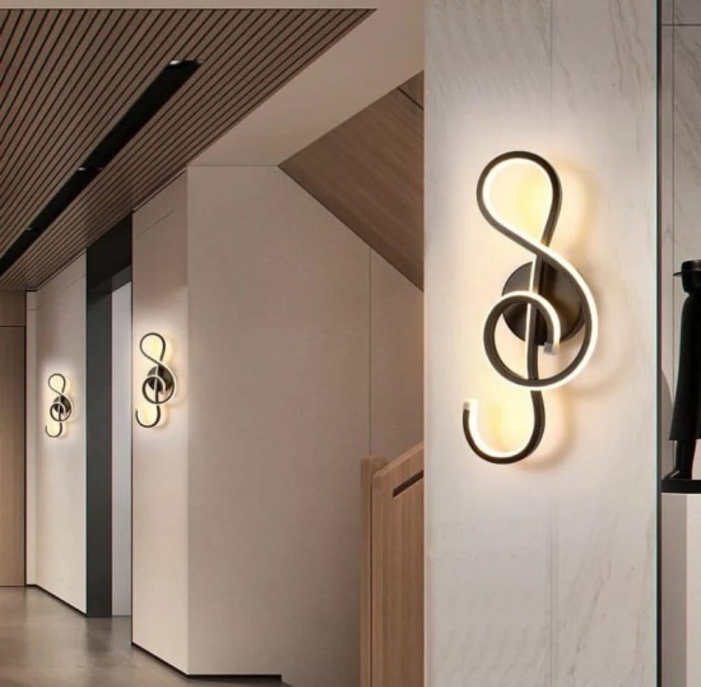 Aplica LED LUBAN Key Ø350mm, forma inspirata din cheie sol, instalata intr-un hol modern pentru lumina eleganta