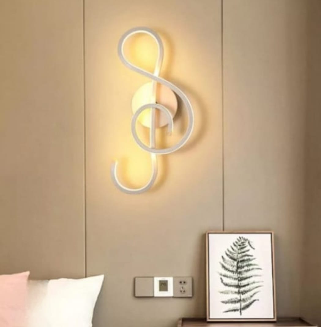 Aplica LED 8606 Alb Ø350mm, forma sculpturala tip cheie sol, iluminand uniform un living contemporan