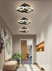 Lustra LED neagra cu doua patrate 36W, montata pe tavan in coridor modern, lumina reglabila 2800K–6500K, design geometric minimalist.