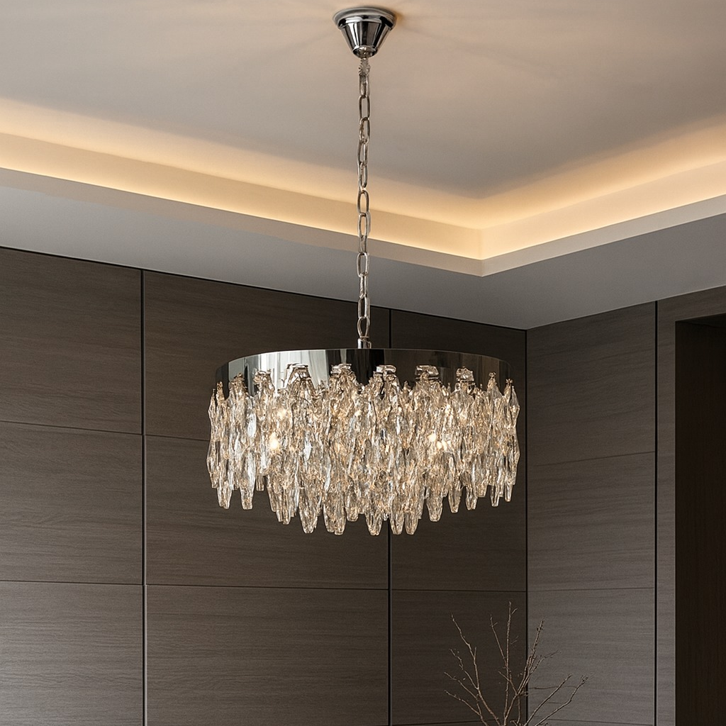 Candelabru rotund crom Ø500 in living modern, lumina calda difuza prin elemente transparente, accent decorativ elegant.