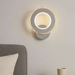 Aplica LED LUBAN Versa 230mm, design compact cu elemente transparente, montata in dormitor modern, lumina reglabila 24W